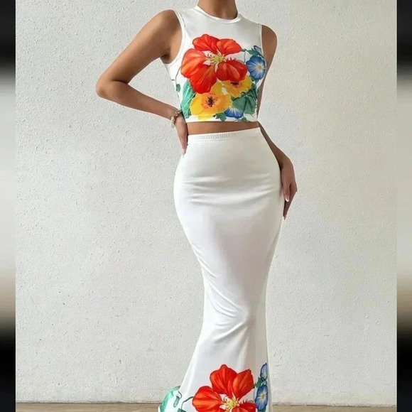 Women's Positioning Flower Printed Slim Fit Two Piece Set - Picture 3 of 4